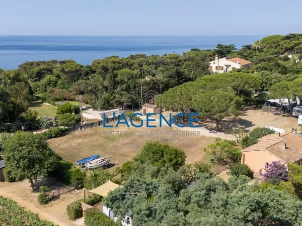 GIENS - A 250M DE LA MER - PROPRIETE RARE SUR 5000m2 DE TERR