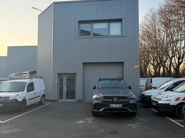 Local d'activité avec bureaux à louer - 151 m²