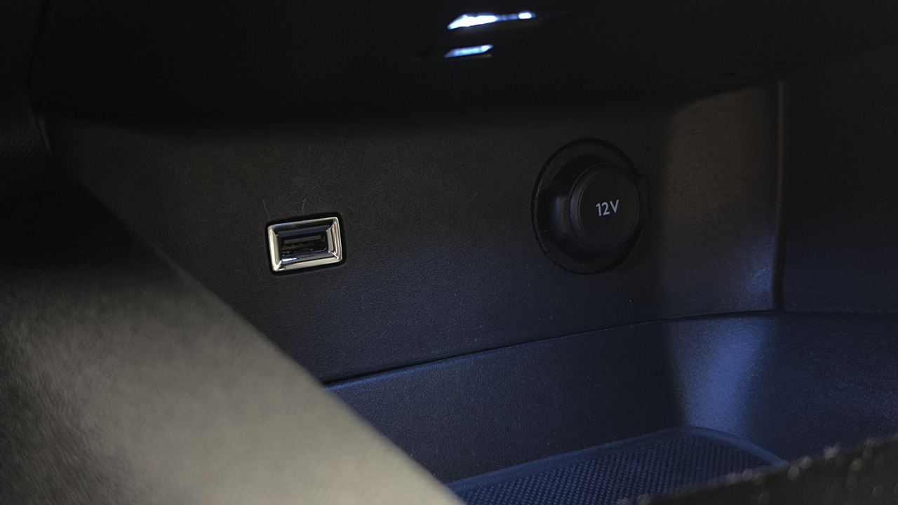 Peugeot 3008 Hybrid 225 e-EAT8 — photo 31