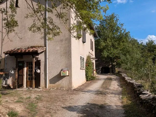 Domaine de 2 maisons + dépendances