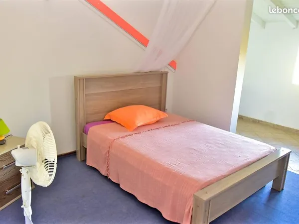 Loue F3 haut de villa 850