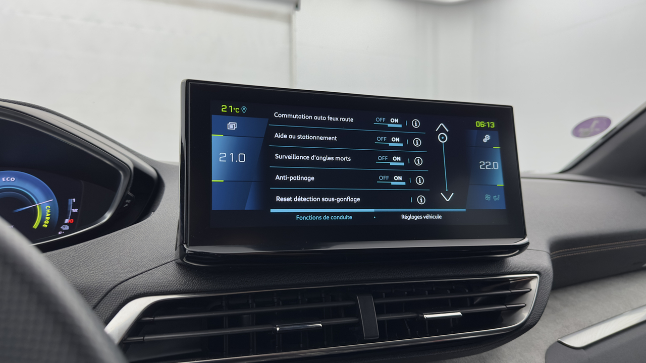 Peugeot 3008 Hybrid 225 e-EAT8 — photo 23