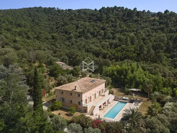 Villa 18 pièces 400 m²