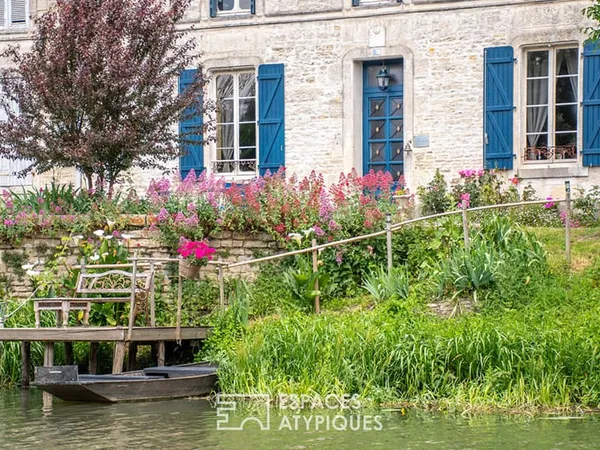 La vie au fil de l'eau: grande maison bourgeoise en coeur de village