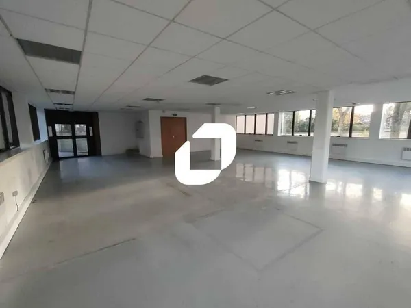 Bureaux 706 m²