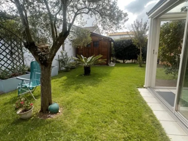 Charmante maison au calme avec jardinet et garage.