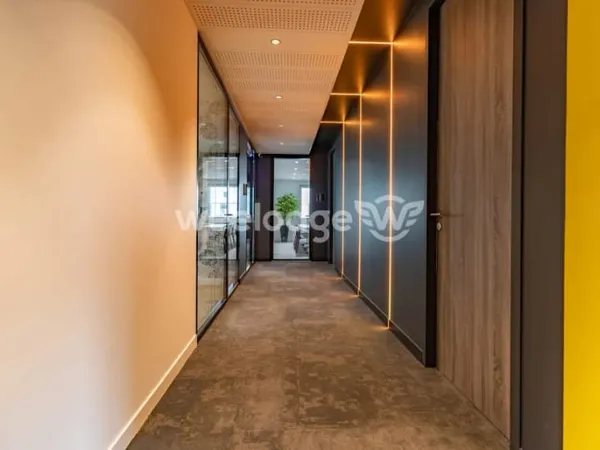 Bureau 9 pièces 200 m²