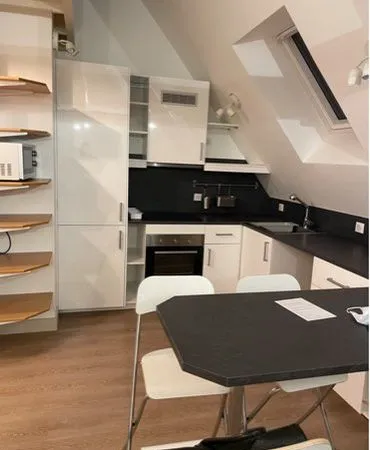 Appartement Entier F2 avec MEZZANINE totalement Meublé avec place de parking PLACER AU CENTRE VILLE
