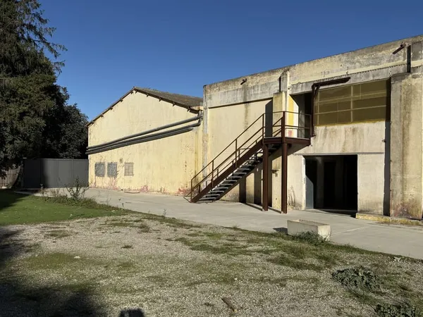 LOCAL INDUSTRIEL ET TERRAIN