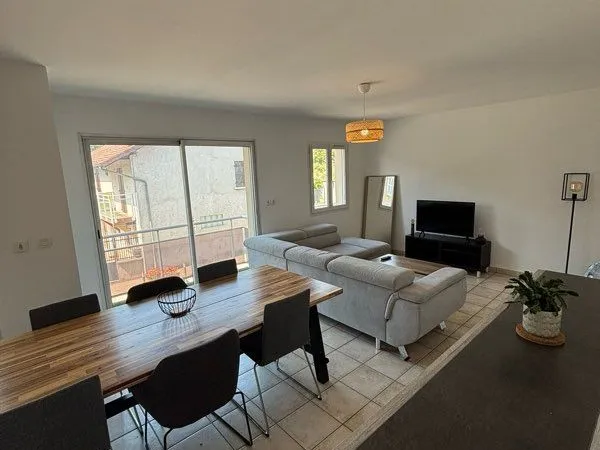 🏡 À louer - T3 meublé rénové de 61 m² avec terrasse, parking privé et cave à Saint-Vérand