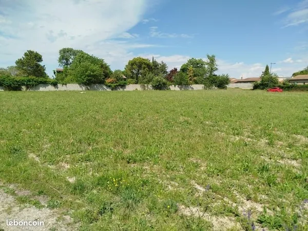 "Terrains à Chabeuil (26120) - 605 m² à 140 000 € : Idéal pour votre future maison!"