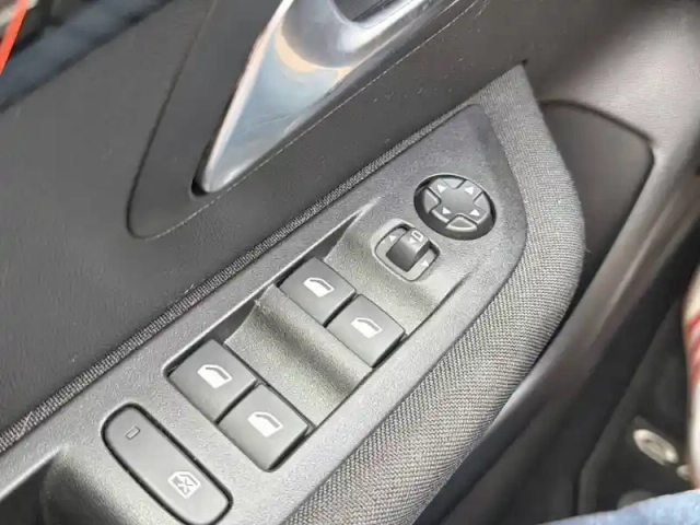 Peugeot 208 electrique 50 kwh 136ch — photo 25