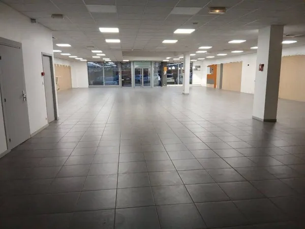 Local commercial 900 m²