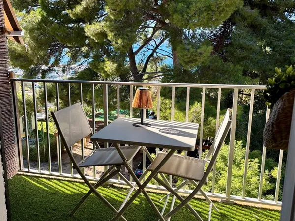 SAINT-CYR-SUR-MER - LA MADRAGUE - STUDIO 25 m² AVEC AGRÉABLE VUE MER, BALCON ET PARKING PRIVATIF