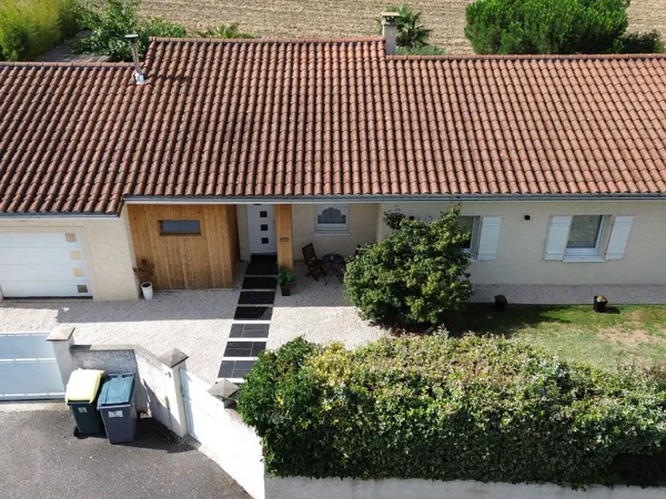 Maison individuelle avec jardin arboré et piscine