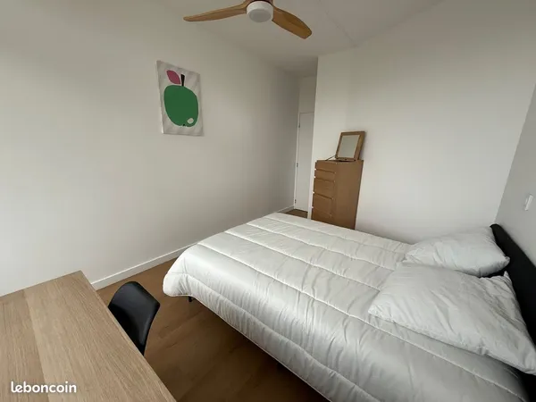 Chambre de 11 m² entièrement meublée et équipée, disponible immédiatement, au sein d'une colocation 