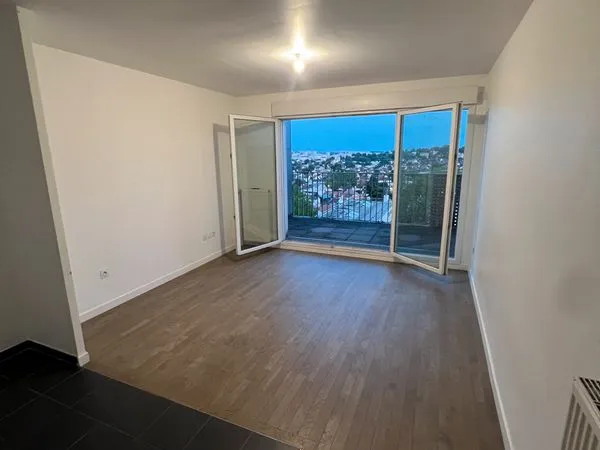 T2 récent plein sud avec balcon, vue dégagée et parking, limite Sceaux