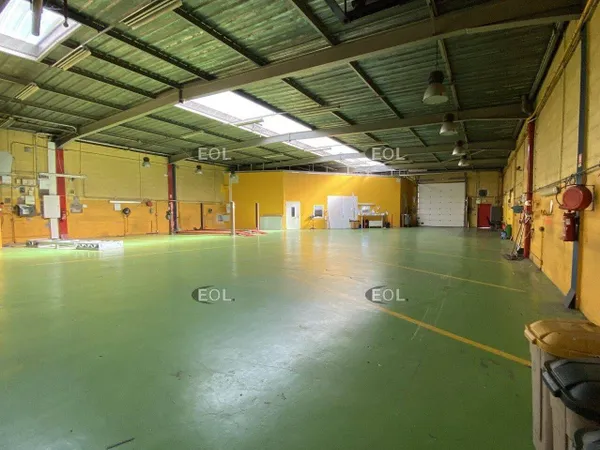 Local d'activité 871 m²
