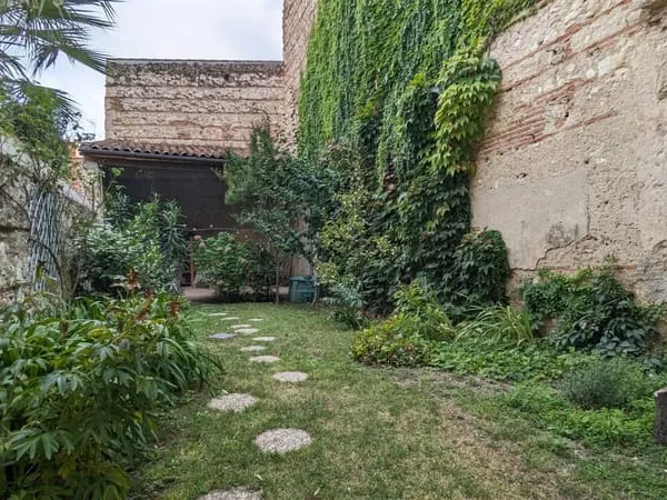 HYPER-CENTRE - UNE MAISON DE CARACTÈRE AVEC JARDIN, GARAGE ET STUDIO INDÉPENDANT
