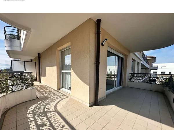 Grand T3 de 71 m2, avec Grand balcon de 22.5 m2 et garage à 100 m douane de Mon idée Suisse