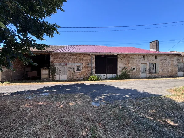Deux granges avec dépendances et jardin offrant un fort potentiel de rénovation