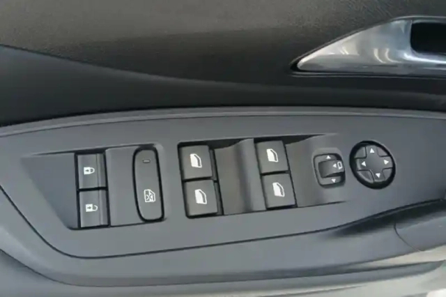 Peugeot 308 hybrid 145 e-dcs6 — photo 36