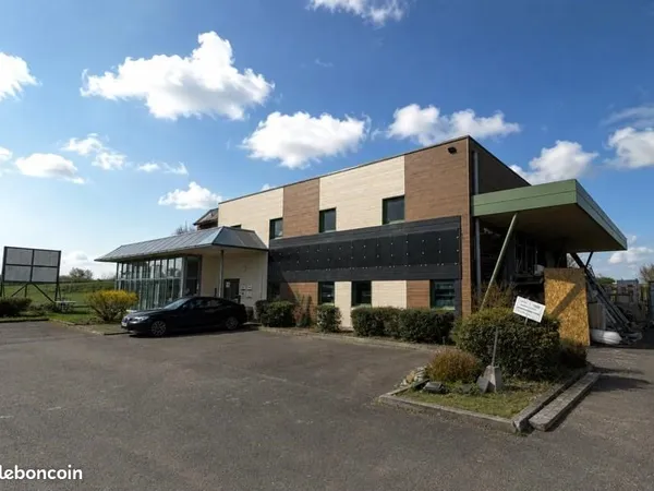 Local commercial 566 m²