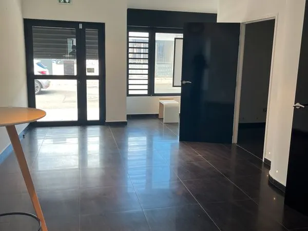 LOCAL PROFESSIONNEL / COMMERCIAL DE 60 m² - CENTRE-VILLE DE SAINT-PIERRE