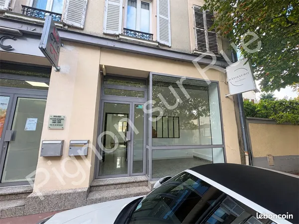 Local commercial 113 m² ST MAUR DES FOSSES