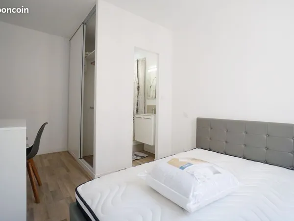 Chambre avec salle d'eau privative dans une colocation meublée, toutes charges comprises