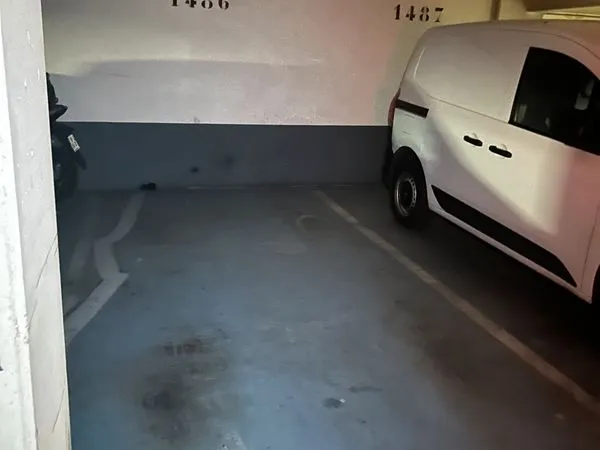 Place Parking - Sous terrain avec gardien - 10eme