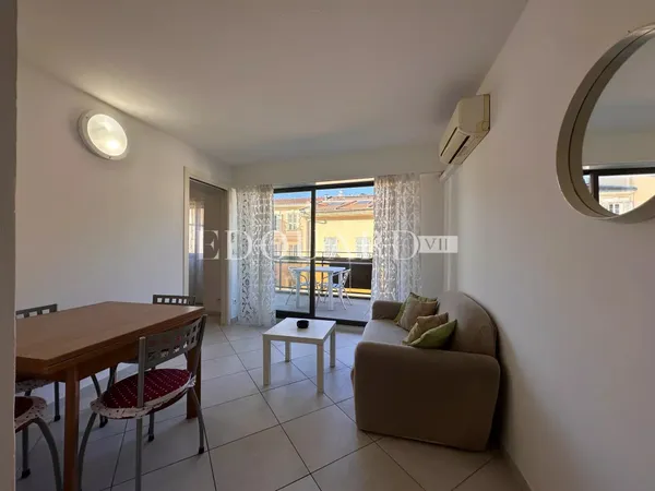 En exclusivité deux pièces en bon état avec terrasse, dans bel immeuble recent en plein centre de Me
