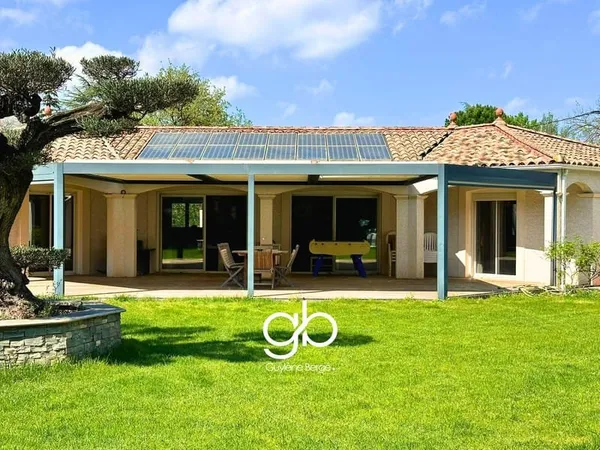 VILLA CONTEMPORAINE DE PLAIN-PIED AVEC PISCINE ET JARDIN ARB