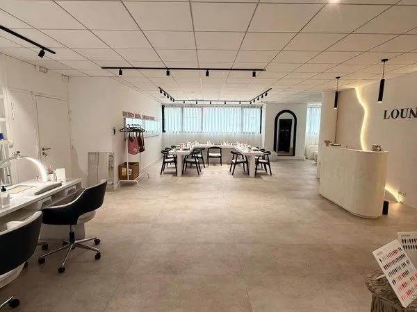 Local professionnel / commercial 170 m² - La Valentine - Entièrement refait à neuf