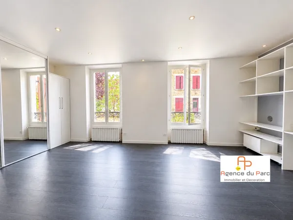 APPARTEMENT DE 2 PIECES avec grenier, cave et remises