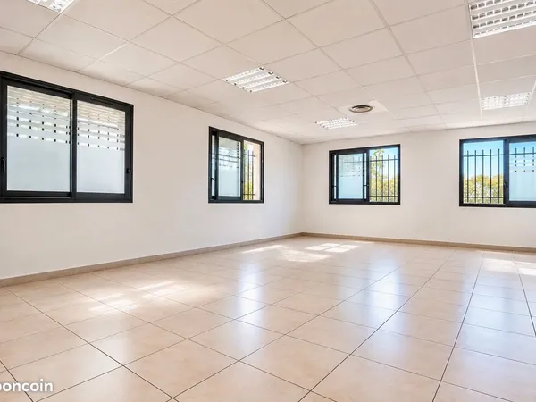 Bureaux 83 m² EGUILLES