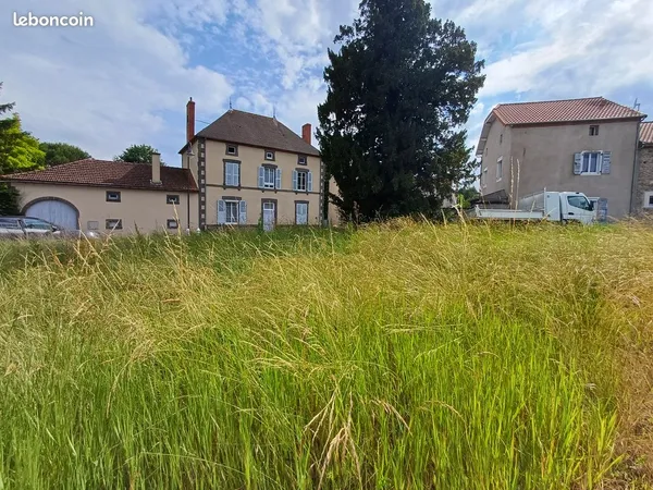 Terrain à bâtir 987 m² - Aubiat (63) - plat, viabilités en bordure
