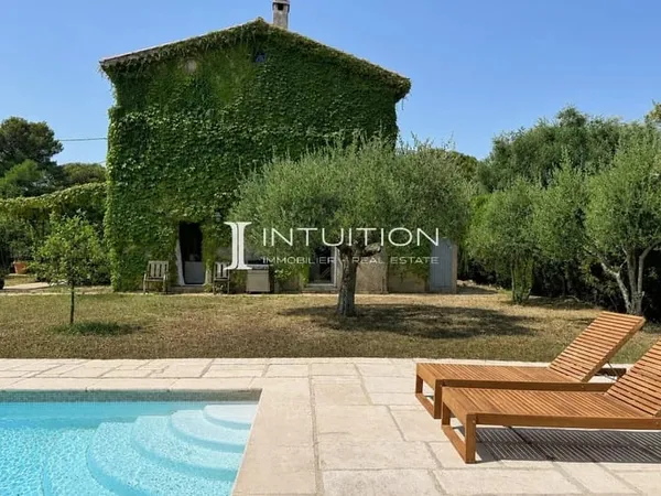 Mougins - Les Colles : Authentique villa de charme avec piscine