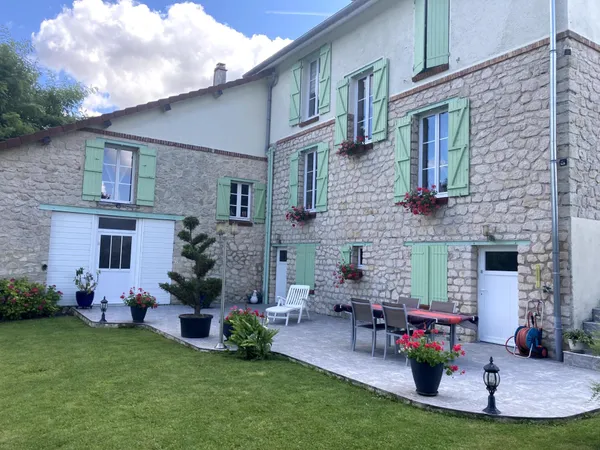 Pavillon individuel en pierre totalement rénové au bord du canal et a proximité de toutes commodités