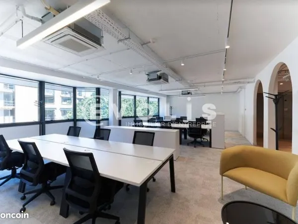 Bureau 669 m²