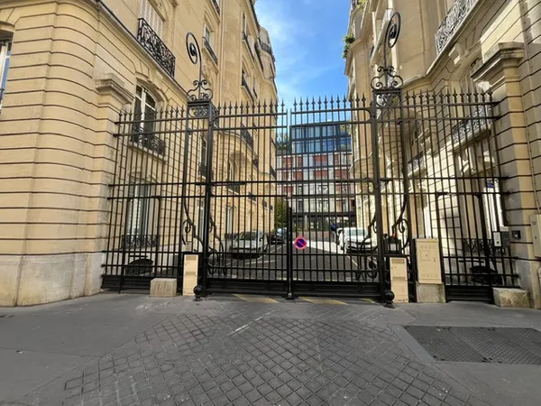 Une place de parking aérienne sécurisée dans un ensemble immobilier de luxe rue du cherche midi