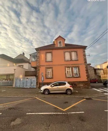 À VENDRE - Grande maison de 180 m2 avec potentiel commercial - Emplacement idéal