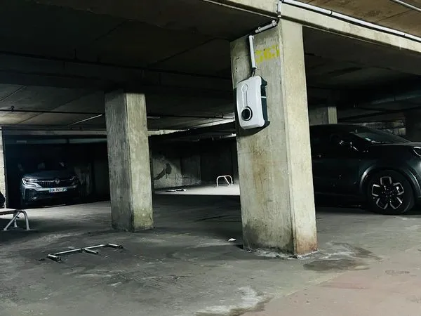 À vendre - Parking sécurisé Saint-Lazare - Gardien 24/7 - Borne électrique