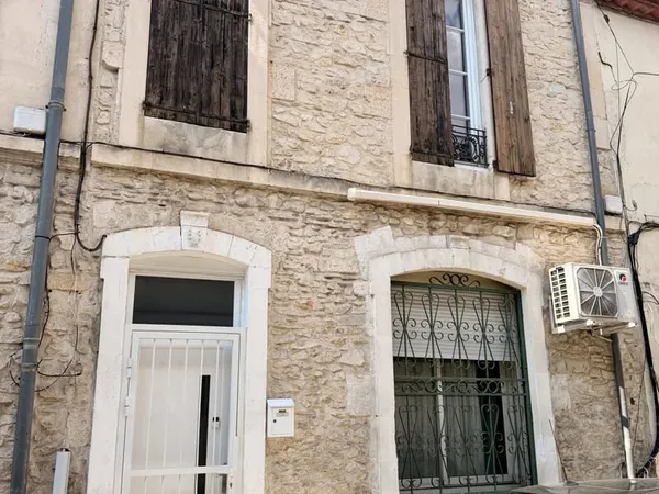 Maison de ville avec terrasse.