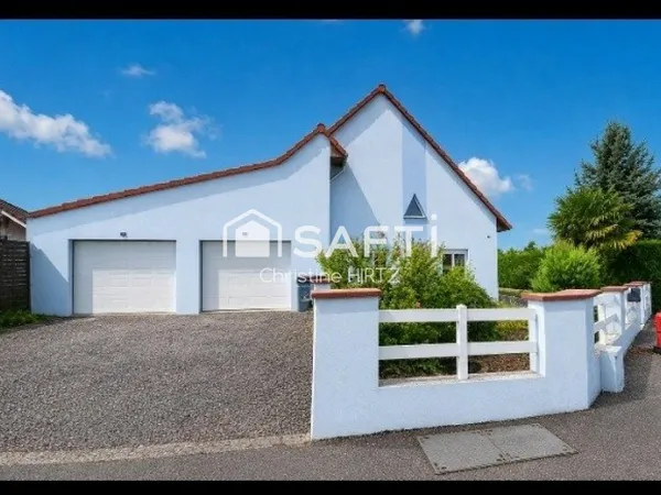 maison plain-pied 159 m²; 3 chambres , cuisine équipée, salle de bain douche baignoire. grande pièce