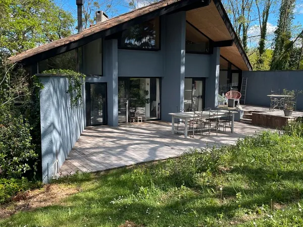 Maison d'architecte rénovée au coeur d'un parc arboré
