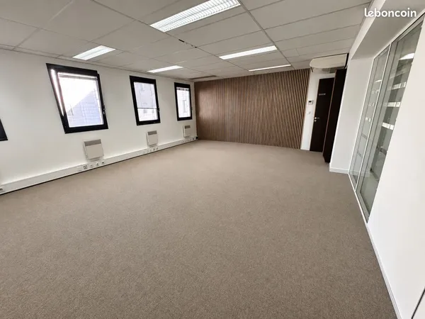 Bureaux rénovés - 282 m² lumineux et modulables - 14 parkings - Quartier Champs Pierreux à Nanterre