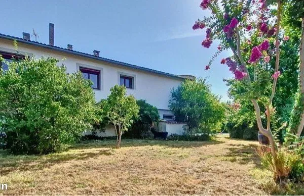 Grande maison avec jardin et piscine en plein centre ville