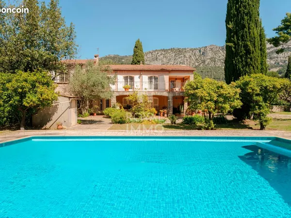 Propriété 6 pièces 250 m²