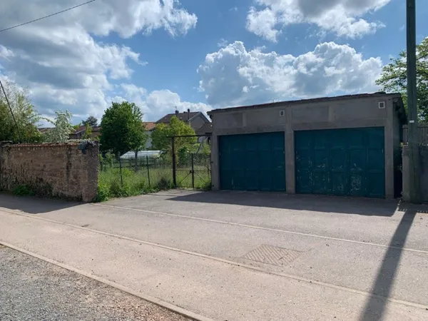 Terrain constructible avec 2 garages